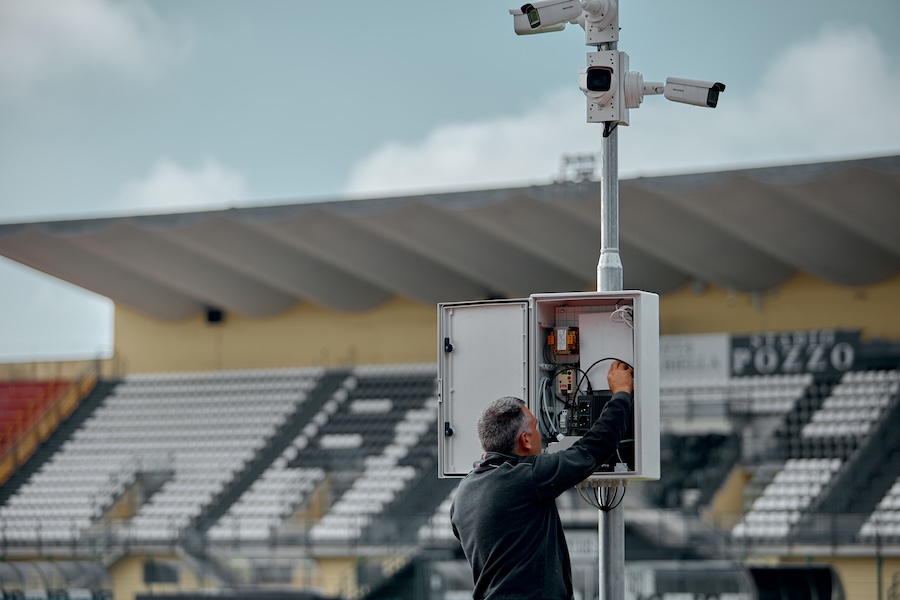 Tecnico Allsystem impegnato su un impianto di videosorveglianza